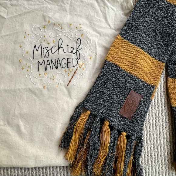Hand Embroidered Harry Potter Tote Bag and Scarf Hufflepuff - Picture 3 of 5